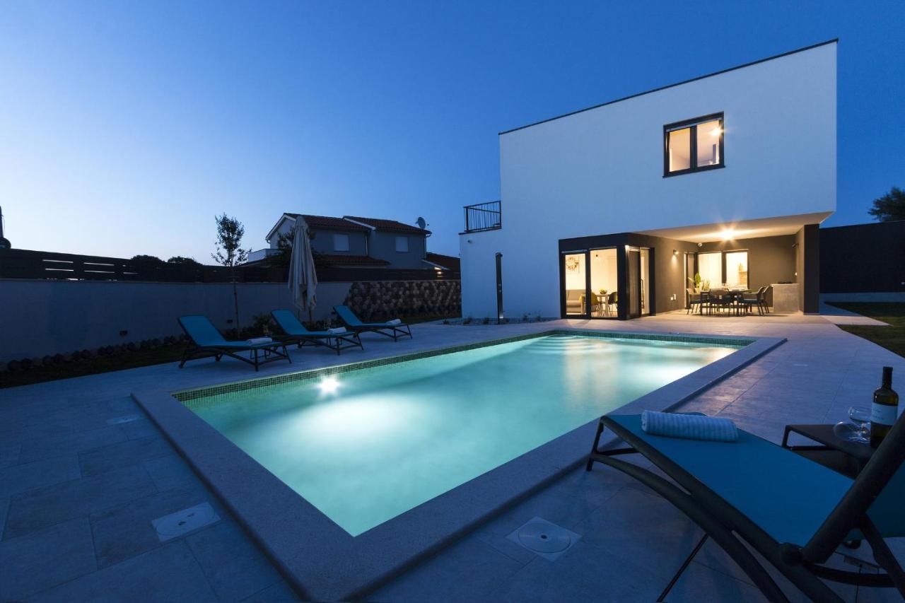 Modern 3-Bedroom Villa With A Private Pool Pula Exterior photo