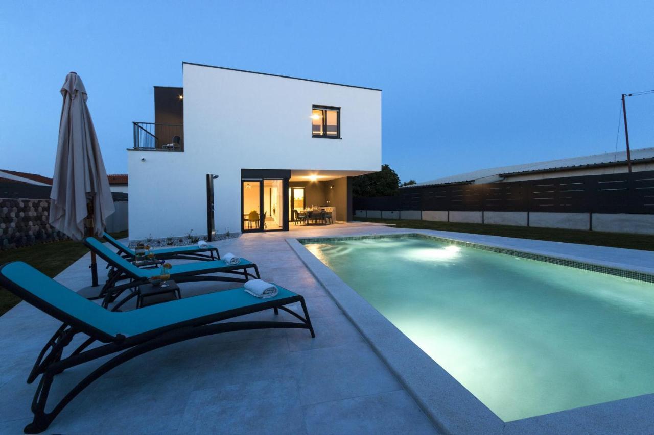 Modern 3-Bedroom Villa With A Private Pool Pula Exterior photo
