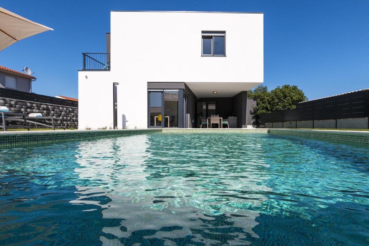 Modern 3-Bedroom Villa With A Private Pool Pula Exterior photo